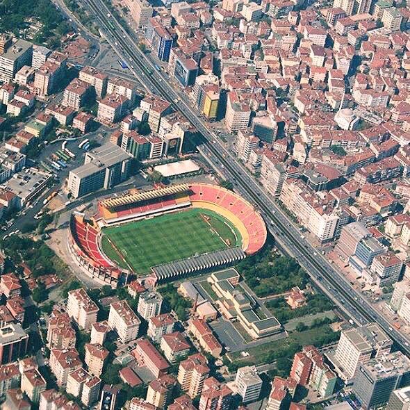 Bambaşka bir halin vardı
Fark etmeden beni sardı
Benliğimi benden aldı
BU KALP SENİ UNUTUR MU? #AliSamiYenSonsuzaKadar