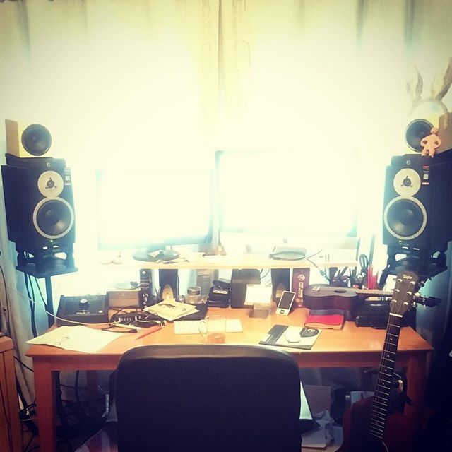 TheRobbMurphy's tweet photo. Inspiration station ... #creation #musicislife #recordingstudio #singersongwriter #musicproducer #newmusic #protools #apple #ukulele #vintagemaker #dynaudio #avantone #taylorguitars #focusrite #inspiration https://t.co/DbfUS5Lr7a https://t.co/7vPvODP1aU