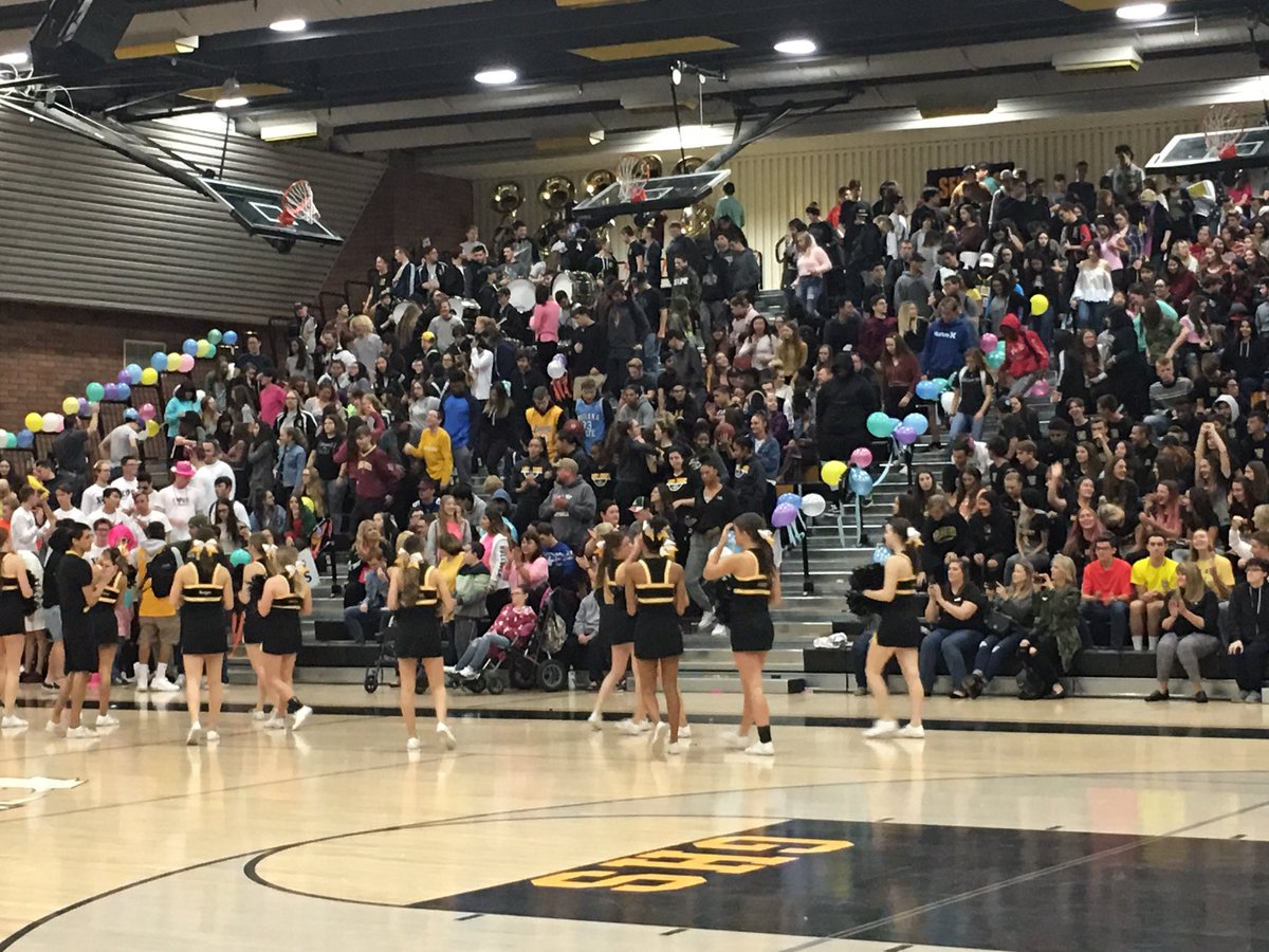 GilbertHSTigers's tweet photo. The atmosphere is electrifying today at GHS!!! #winterpepassembly #GilbertGoldenHour https://t.co/gFGi608fzD