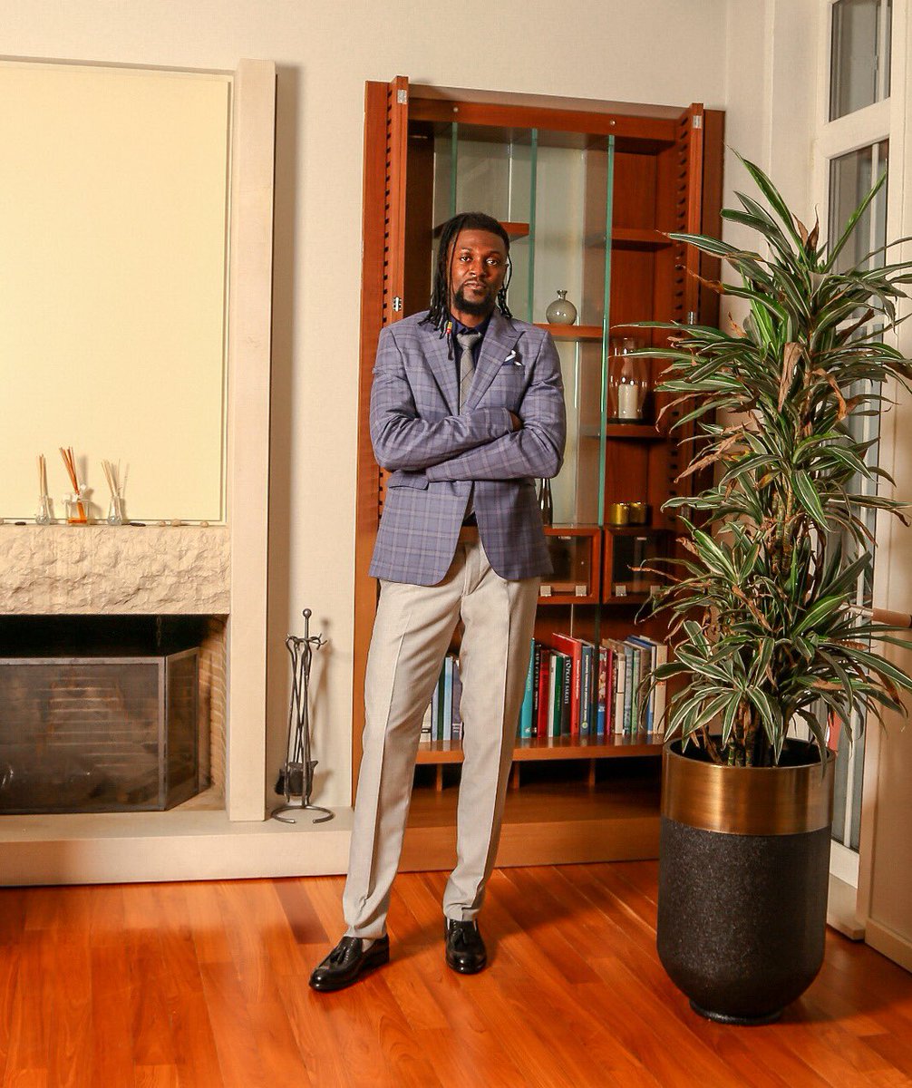 E_Adebayor's tweet photo. SEA, to God be the Glory, Happy Friday to you all. Sending some positive vibes !😘👔👞💼⭐️⬆️😊#GodFirst #KeepMoving #WinningMood #LoveMyLife #Lifestyle #LoveMyJob #LiveLife #FunTime #GeneralSEA #teamSEA #NoTimeToCheckTime #LifesGood💯 https://t.co/QOLzITmdKo