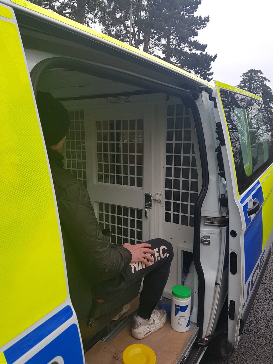 whoRwarriors's tweet photo. #LUFCvDCFC can’t be Leeds he ain’t got a scarf around his wrists .....#WeAreDinosaurs #SpyGate https://t.co/jT1zgPXcXa