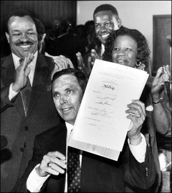 FSUMLKWeek's tweet image. Governor Robert &quot;Bob&quot; Martinez signed the Dr. Martin Luther King Jr. holiday measure into law in Tallahassee, FL on May 31, 1989. #FSUMLKWeek