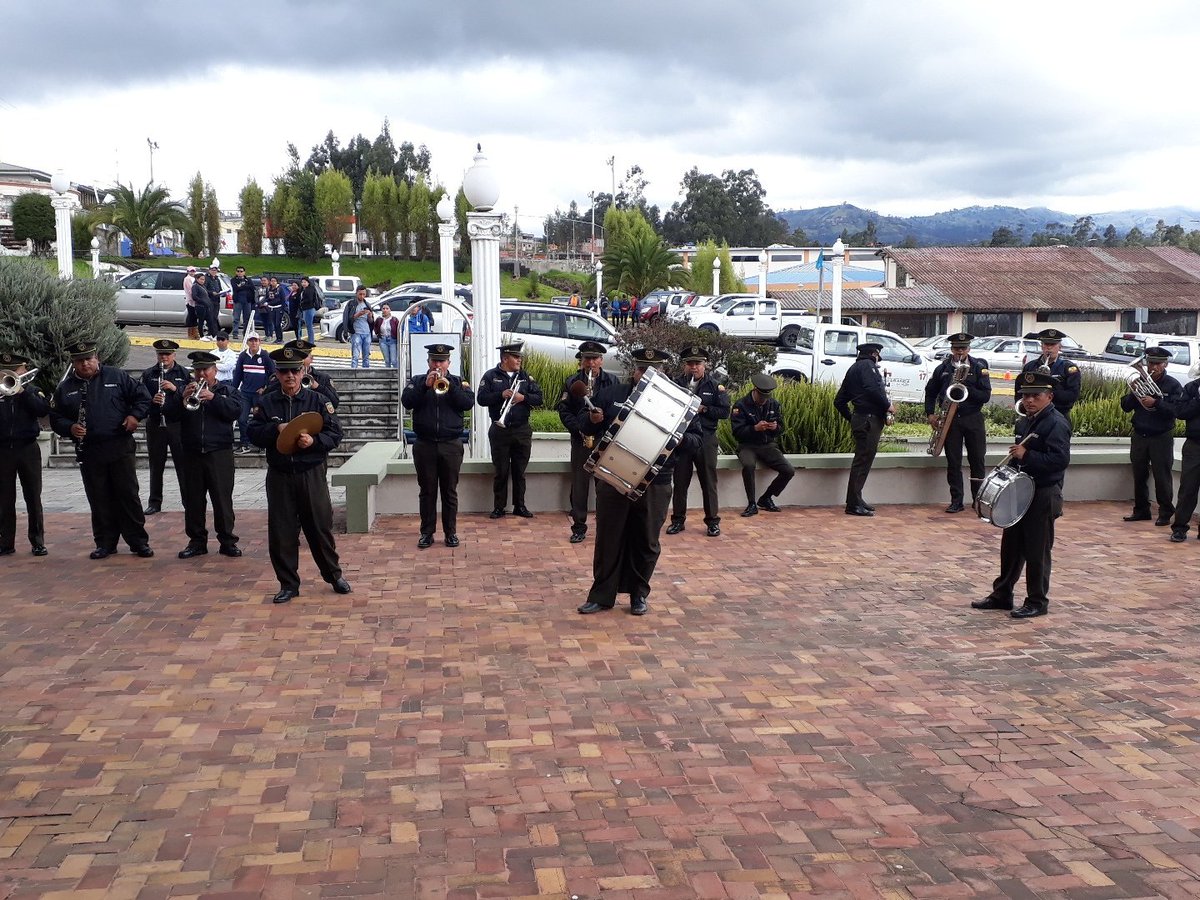 ueboficial_ec's tweet photo. @UniversidadB en este día recibe a Reina de Guaranda y Taita Carnaval 2018, visitan la UEB e invitan a participar en la Fiesta Mayor El Carnaval de Guaranda 2019, fueron recibidos por @UlicesEdu Rector, @AraceliLucioQ1 Vicerrectora. @MinturZonal5 @minturbolivar https://t.co/p2gtVcLpWz