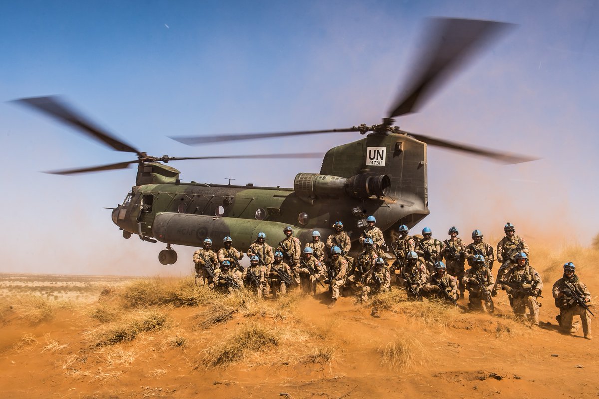 Members of #OpPRESENCE-Mali pose for a group photo with the CH-147F Chinook helicopter at the small arms range near Gao, Mali on January 2, 2019. 

Photo: Corporal Ken Beliwicz #Photooftheweek