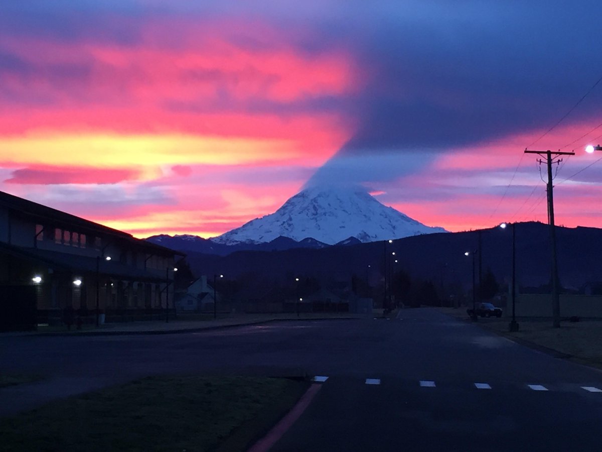 OMSFalcons's tweet photo. Sunrise this morning. Have a great day Orting! #ortingcares https://t.co/T1fvkj4EIx