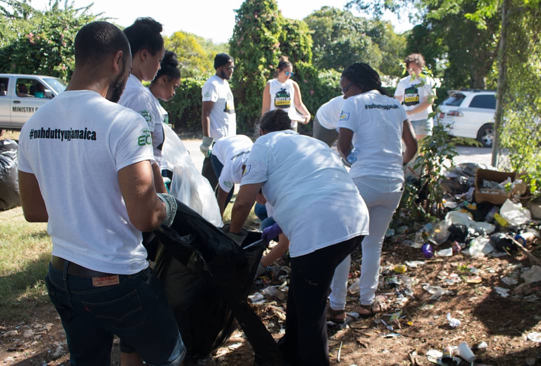 nuhduttyupja's tweet photo. The last @nuhduttyupjamaica cleanup network event for 2018 by @ActsOfGraceFDN
at Great Bay, St Elizabeth. Stay tuned to our page for more information on how to join the 2019 network! #nuhduttyupjamaica #signuptocleanup #cleanupnetwork @tourismja @Wisynco https://t.co/h0CK9pWav5