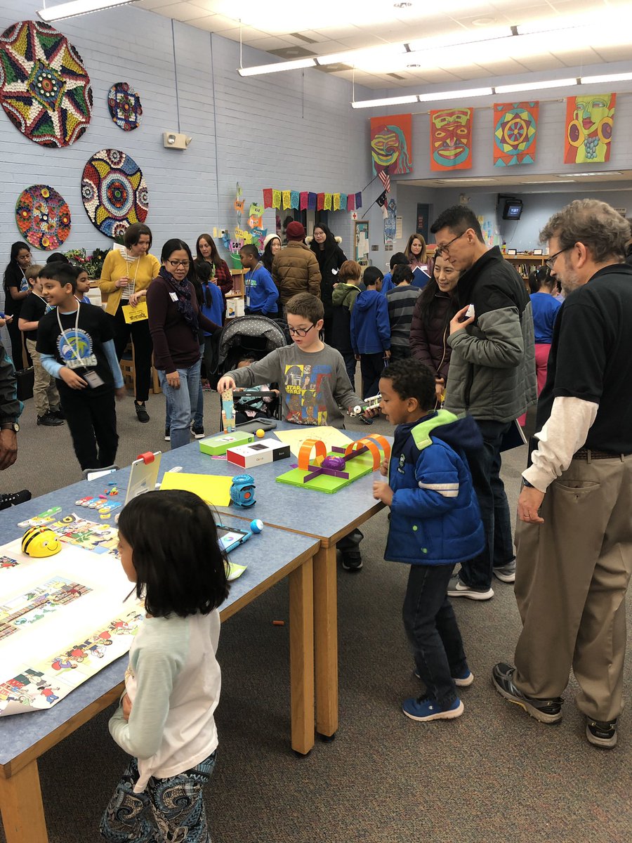 FullerMagnetAP's tweet photo. Showing off what we’ve leaned in electives. These ambassadors are doing a terrific job! #MagnetThemeShowcase #MagnetSchoolsRock #ElectiveFair @wcpssmagnets https://t.co/eFE0MvaQYR