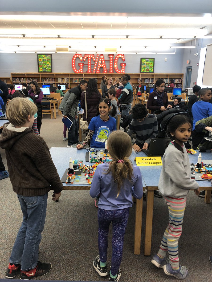 FullerMagnetAP's tweet photo. Showing off what we’ve leaned in electives. These ambassadors are doing a terrific job! #MagnetThemeShowcase #MagnetSchoolsRock #ElectiveFair @wcpssmagnets https://t.co/eFE0MvaQYR