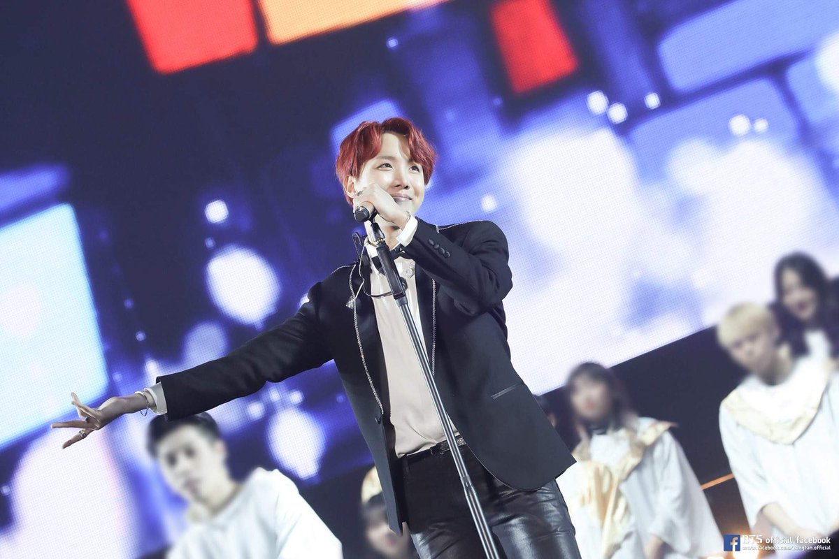purpleheart1437's tweet photo. @luvekth @BTS_twt Jhope @BTS_twt https://t.co/3nOncwavuM