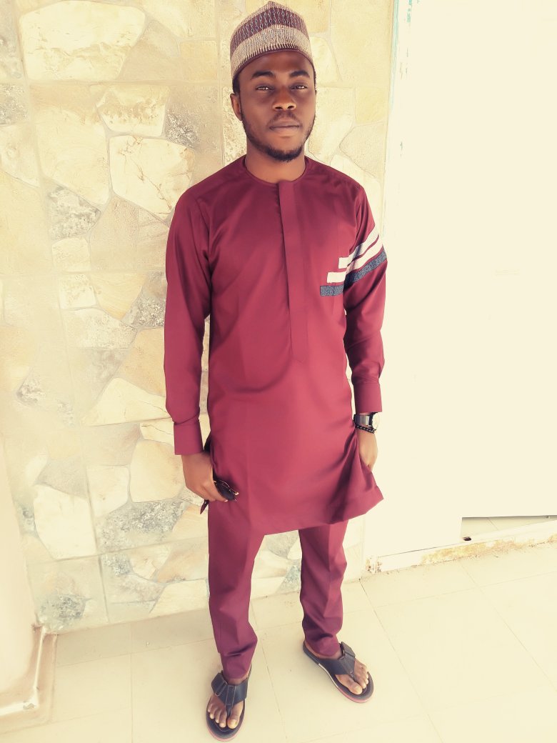 Farouq_Siyi's tweet photo. TGIF! 
I look like pesin wey get money.😉 #Packaging101 https://t.co/3kI2RLewDm
