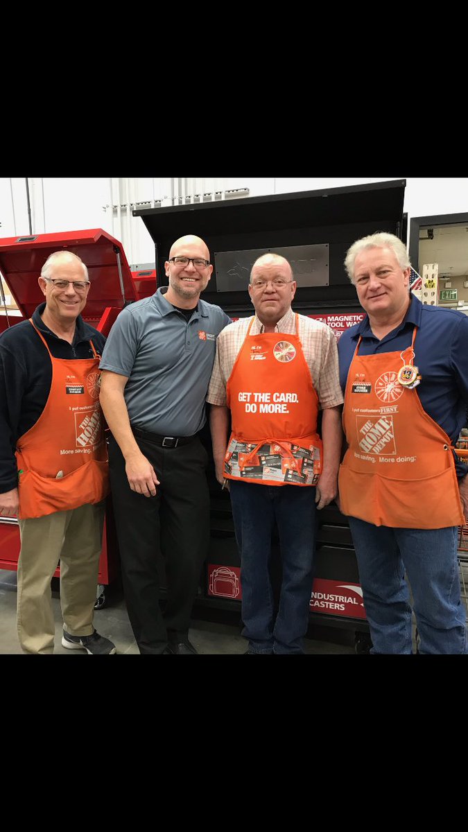 RandyTHDCredit's tweet photo. Recognizing top performers Tim &amp; Hilary from 1545 with our new Credit Superstar Apron! Great job! #100%ASK ⁦@rick_constance⁩ ⁦@HDLataille⁩ https://t.co/RTivdi7ulX