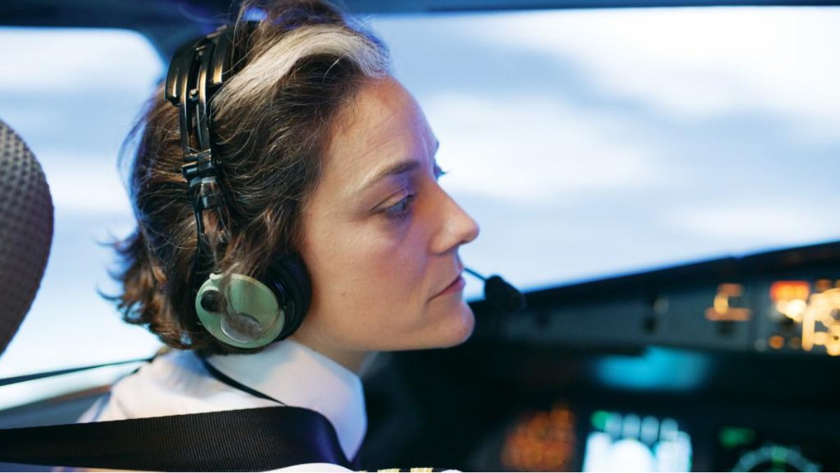 SmartContinent's tweet photo. 4.4% of US airline pilots are women, 4.3% of UK reports CAPA in https://t.co/PYHEmf8AaY . 
Horizon 2020 funded research project TInnGO will look into gender equality situation along whole transport industry by launching Transport Innovation Gender Observatory. https://t.co/6PXwgrX6lJ