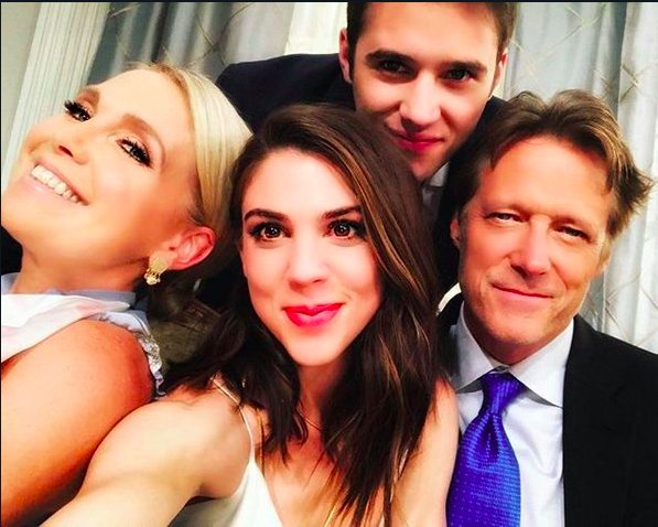 carlivatiron's tweet photo. Deveraux Dynasty Dinner. #Days https://t.co/HLN0V7qU3Y