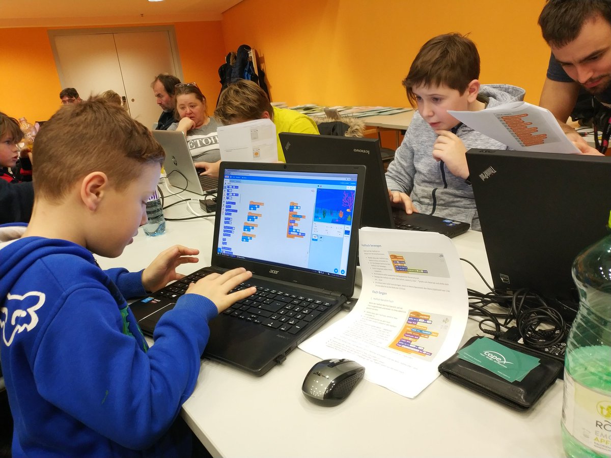roman204's tweet image. Heute zum ersten mal programmieren im @CoderDojoLinz mit meinem Sohnemann. #youngcoder #coderdad