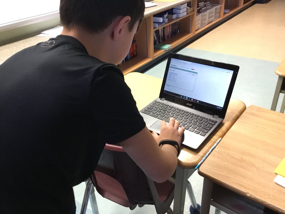 78Pierce1's tweet photo. Starting our #classroomeconomy! Bankers hard at work making deposits. https://t.co/0cBF1vC8F3
