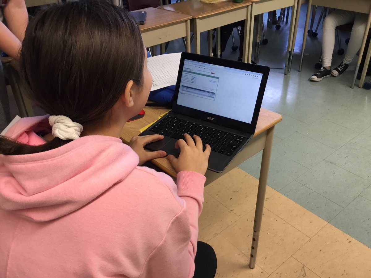 78Pierce1's tweet photo. Starting our #classroomeconomy! Bankers hard at work making deposits. https://t.co/0cBF1vC8F3