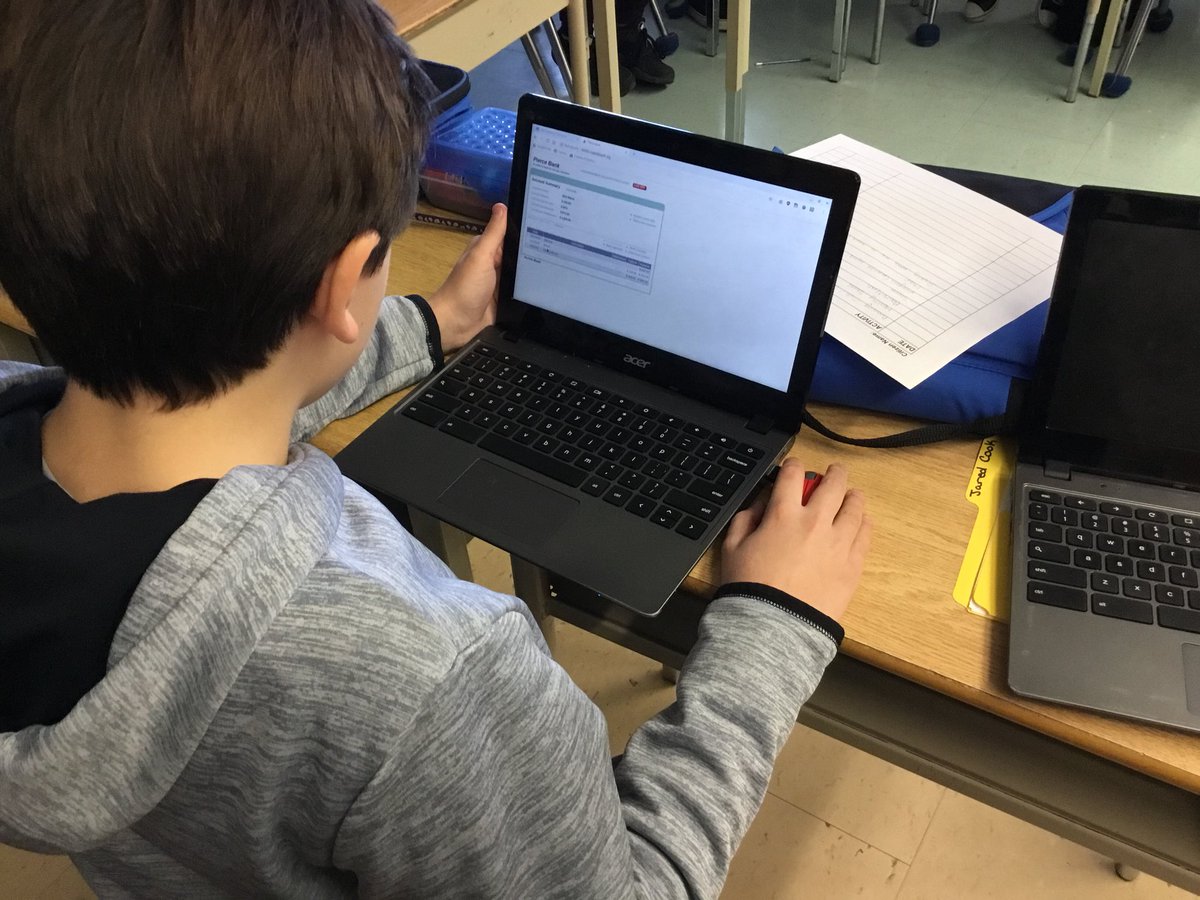 78Pierce1's tweet photo. Starting our #classroomeconomy! Bankers hard at work making deposits. https://t.co/0cBF1vC8F3