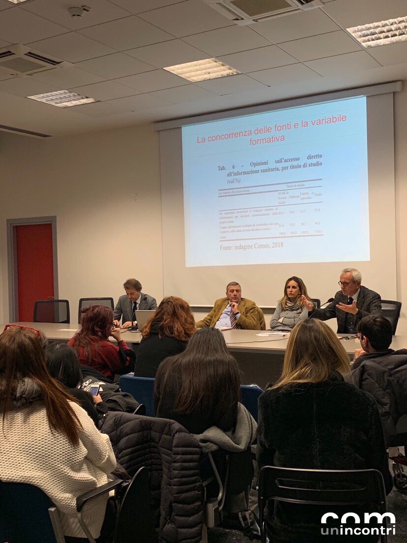 SDC_uniba's tweet photo. Con un coinvolgente dibattito, il seminario “La sanità medi@ta - Salute e società nell'era delle fake news” volge al termine!
#SdC #Uniba #SocialCom https://t.co/nWvyug9WAo