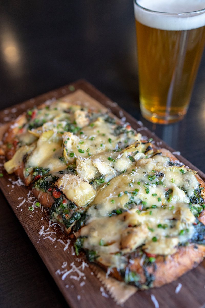 SidebarGrille's tweet photo. Stop into #SidebarChi for our featured flatbread or Spinach & Artichoke Toast for just $10! #TGIF! ๐บ๐ https://t.co/9jQBcTeZsr