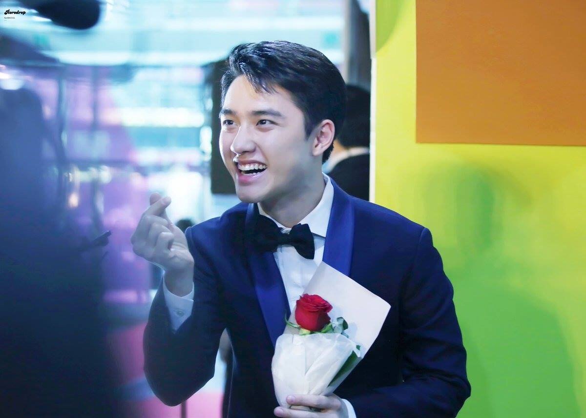 DOrKyungsooPH's tweet photo. Roses are red.
Violets are blue.
My love for you is forever.
How about you?

He replies "I hearteu".
#PrinceKyungsooDay #HappyKyungsooDay https://t.co/HM3y4W27nk