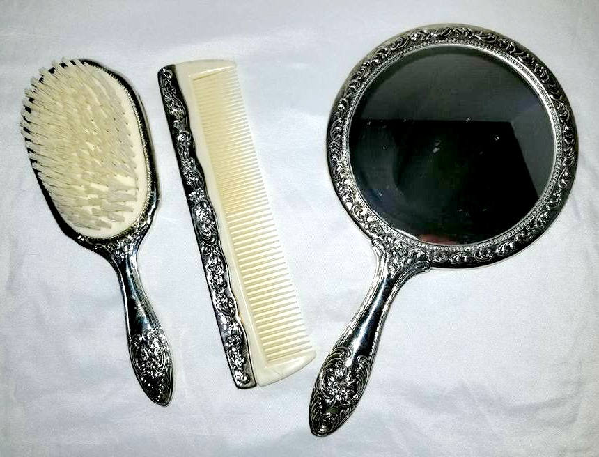 JunkYardBlonde's tweet photo. Vintage Silver Plate Vanity Set, 3 Pc Set Silver Plated Hand Held Mirror, Silver Brush and Comb Set, Vintage Boudoir Beauty Set https://t.co/BoDnn0L4SJ #JunkYardBlonde #Etsysellsvintage #Gotvintage #SilverPlatedComb https://t.co/REI1RLnXhI