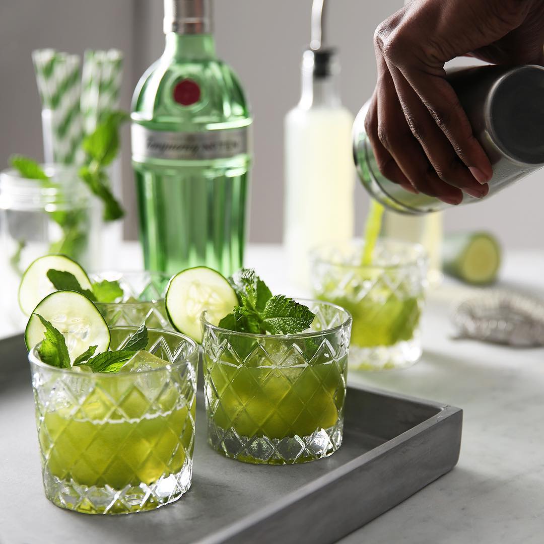WorldClassSpain's tweet image. Uno de nuestros propósitos de año nuevo es comer más sano, y cómo no, no nos olvidamos de los cócteles. Os presentamos el "Green Machine" con @tanquerayes:
4 cl de #TanquerayNoTEN
9 cl de zumo verde de tu elección
Añade menta y pepino como garnish y hielo. 
#WorldClassDrinks