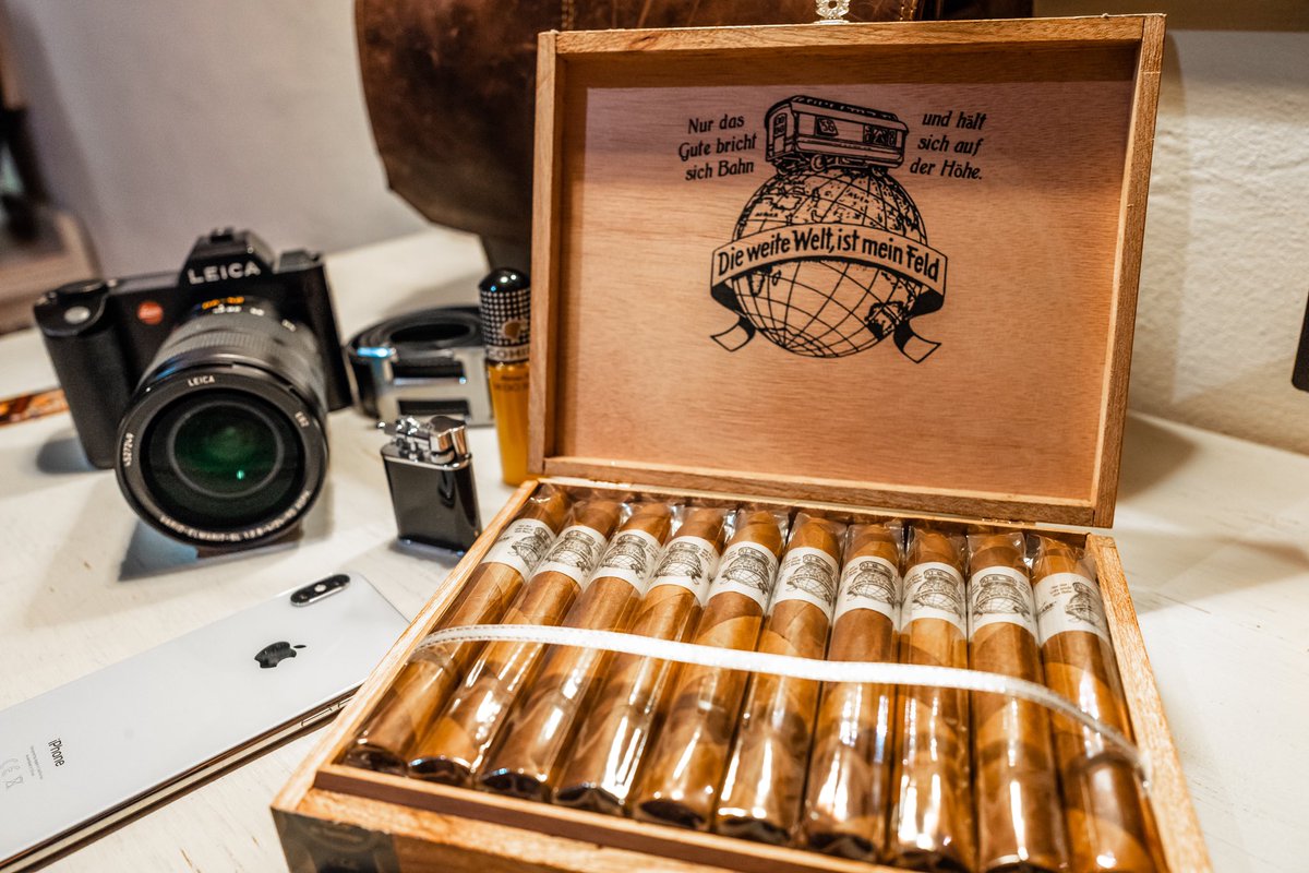Patrick_vomBerg's tweet photo. Gratulation @ThomasMack_EP zur eigenen Zigarre!!! Warum sollte der beste Park der Welt nicht auch die beste Zigarre der Welt hervorbringen. 🤷🏻‍♂️👍🏻  #zigarre #cigar #europapark #leica https://t.co/EBBG2FdnqV