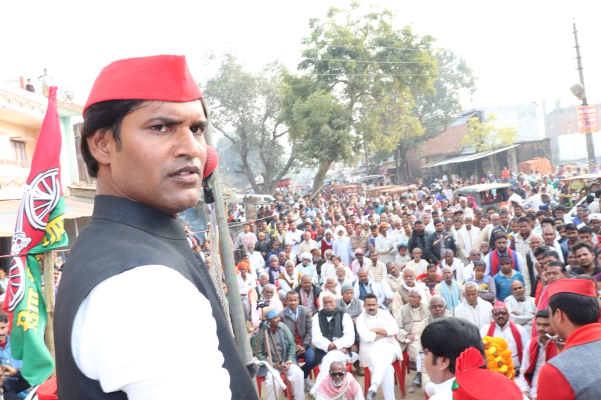 Dharmen25694147's tweet photo. यु,पी, का कोई ऐसा गाँव नही है जहा लोग अखिलेश जी के बिकाश कार्यो की 
चर्चा न कर रहे हो https://t.co/GtlDP9Akrc