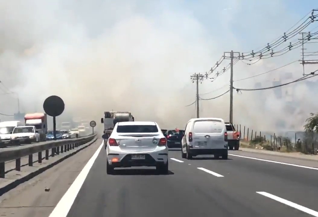 INF0SCHILE's tweet photo. ⚠️#Precaución #Ruta 68 km 10 Altura Puente Mapocho 🔥#I.F Humo Afectando la Ruta. @ChileInfo5 @218SRuz @CEvalpo https://t.co/l8KJHTLGuq