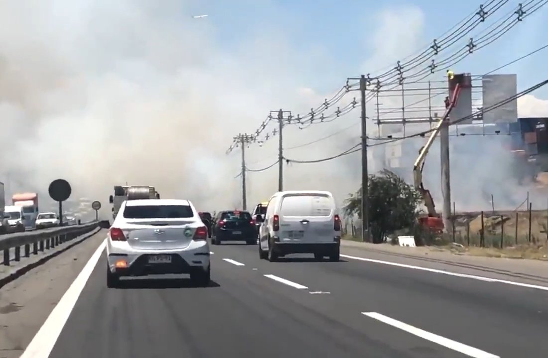 INF0SCHILE's tweet photo. ⚠️#Precaución #Ruta 68 km 10 Altura Puente Mapocho 🔥#I.F Humo Afectando la Ruta. @ChileInfo5 @218SRuz @CEvalpo https://t.co/l8KJHTLGuq