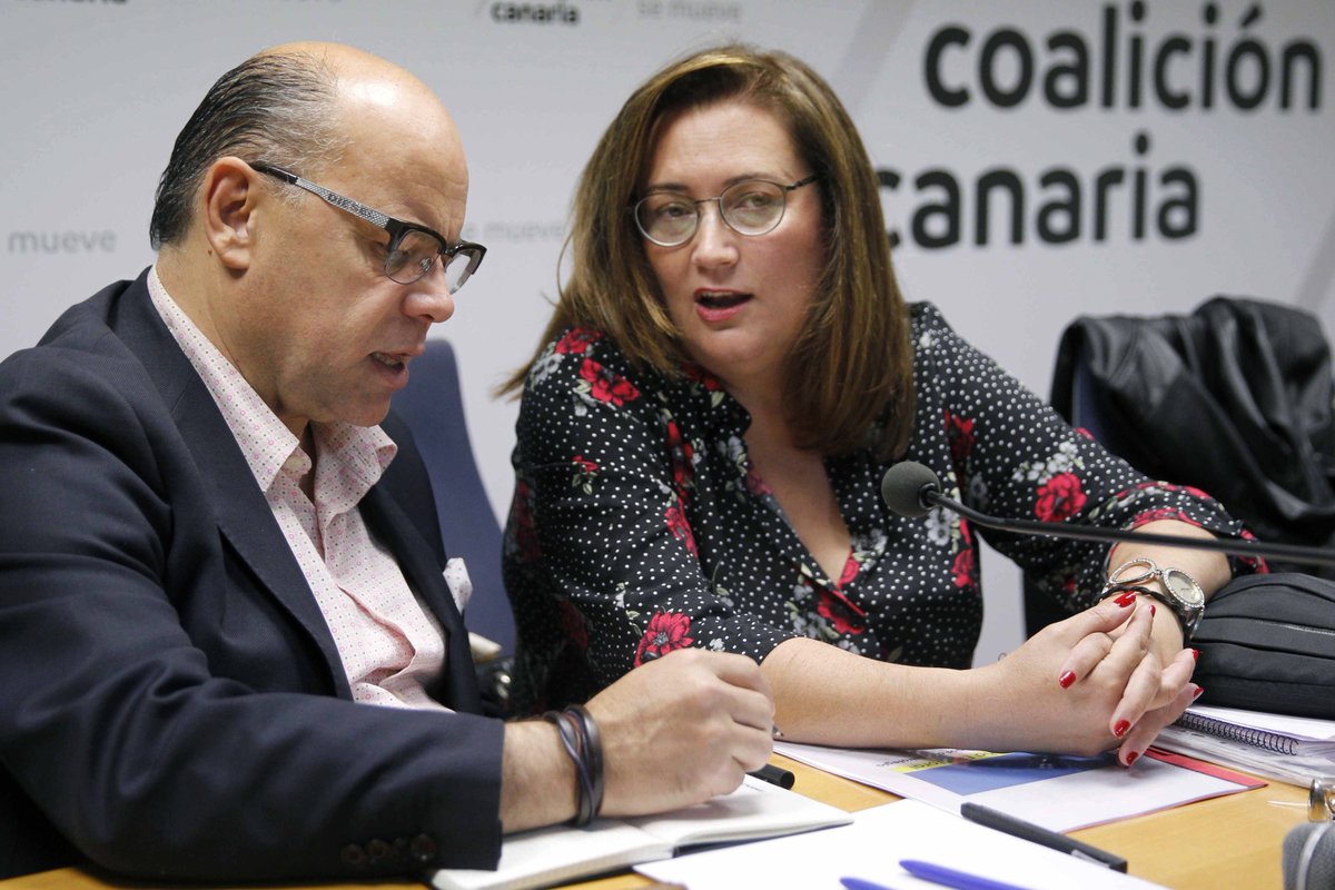 coalicion's tweet photo. .@Guadagleztano: “Lo que vemos es que @sanchezcastejon viene a #Canarias de vacaciones, pero no cuando se trata de hablar de la financiación pendiente”
https://t.co/klGAiyLa8l
#CCSeMueve
#LiderandoCanarias https://t.co/kwivWHIFCx