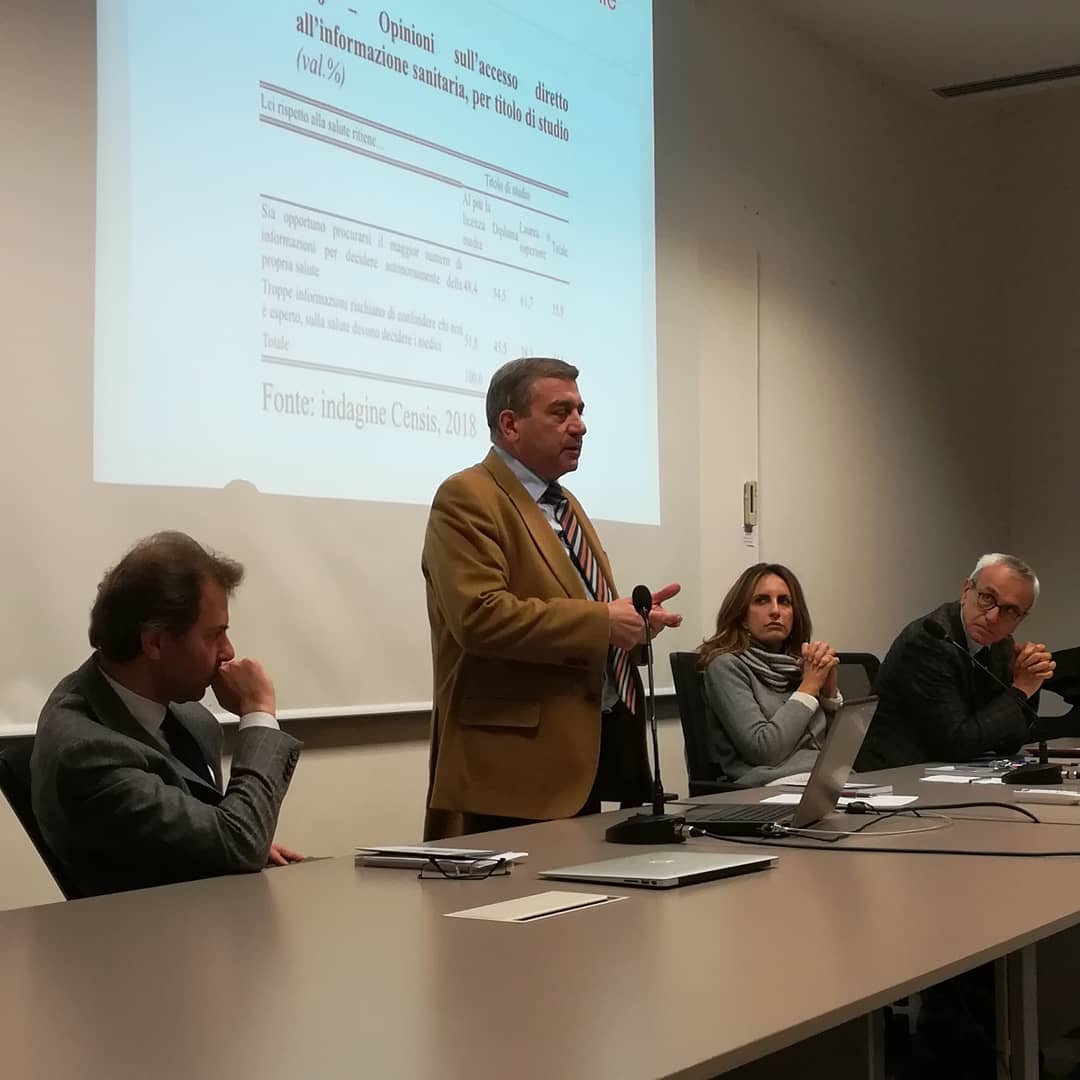 ComunicazioneGi's tweet photo. Nel seminario di questo pomeriggio, i prof. @frangiorgino, Angelo Vacca e Giuseppe Moro, moderati dalla prof.ssa Ylenia De Luca, hanno discusso dell'importanza di una #comunicazione corretta della #sanità. https://t.co/VjdG4Y8cKp
