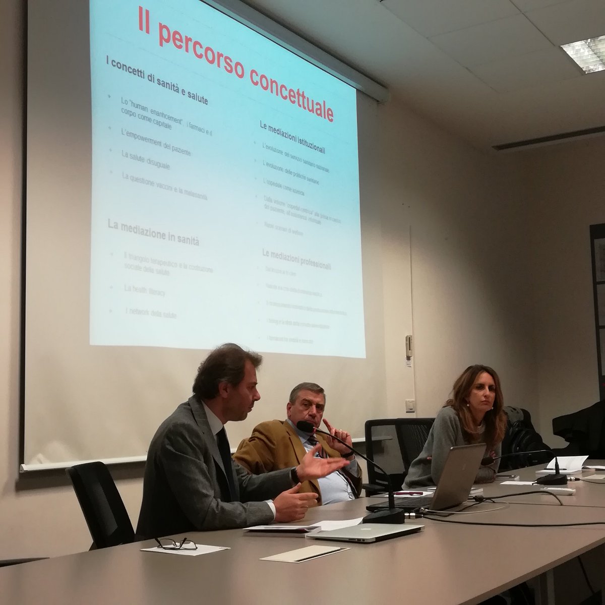 ComunicazioneGi's tweet photo. Nel seminario di questo pomeriggio, i prof. @frangiorgino, Angelo Vacca e Giuseppe Moro, moderati dalla prof.ssa Ylenia De Luca, hanno discusso dell'importanza di una #comunicazione corretta della #sanità. https://t.co/VjdG4Y8cKp