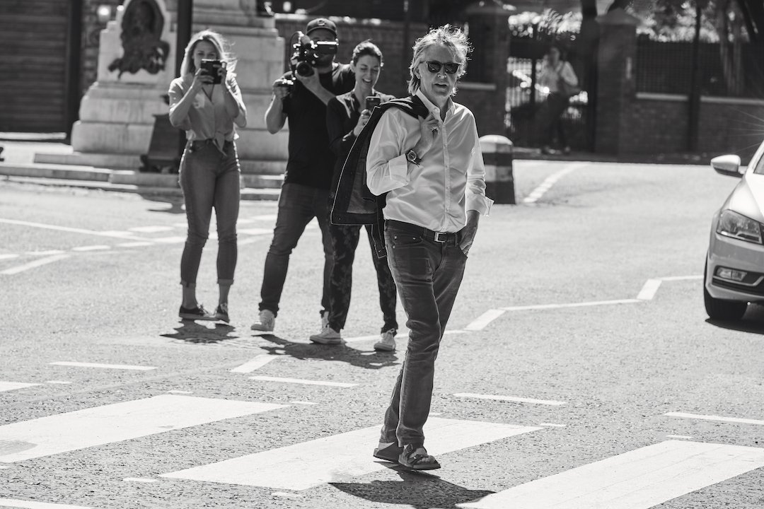 PaulMcCartney's tweet image. Paul returning to Abbey Road Studios for Paul McCartney &amp;amp; Spotify Singles: ‘Under The Staircase’ in July last year. Take a look back at 2018 in photos HERE: paulmccartney.com/2018-round-up  #FlashbackFriday