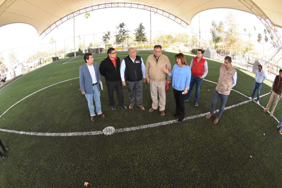 LetyHerreraAle's tweet photo. Ahora recorro y superviso el avance de los trabajos de reconstrucción total de la cancha de fútbol rápido que se realizan en el Parque “La Esperanza”. Obra que hizo el favor de donarnos con una inversión de un millón y medio de pesos mi hermano Carlos Manuel. https://t.co/iTmFcFAqZx