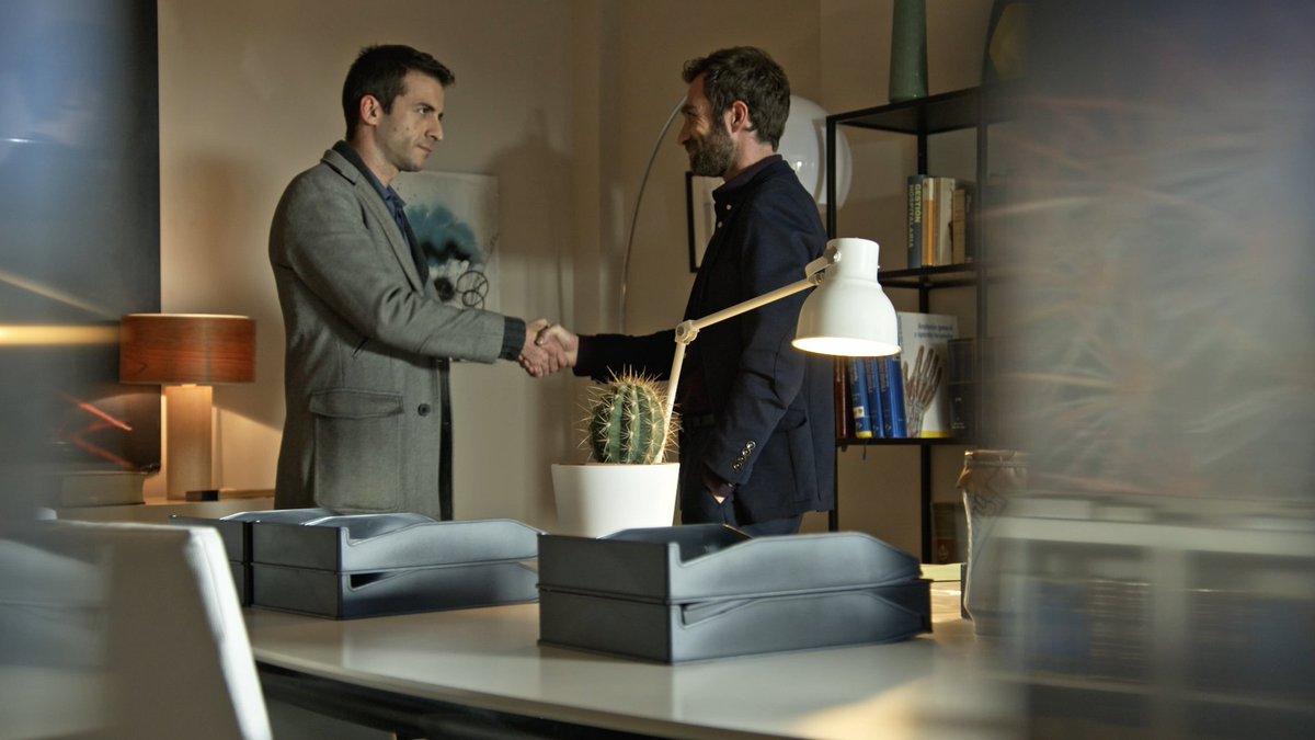 Comienza #Centromedico y el Dr. Silva anuncia al Dr. Herrera que abandona el hospital, lo que obliga al director a hacer una de sus oscuras jugadas para evitarlo. #tve #series #salud #tv