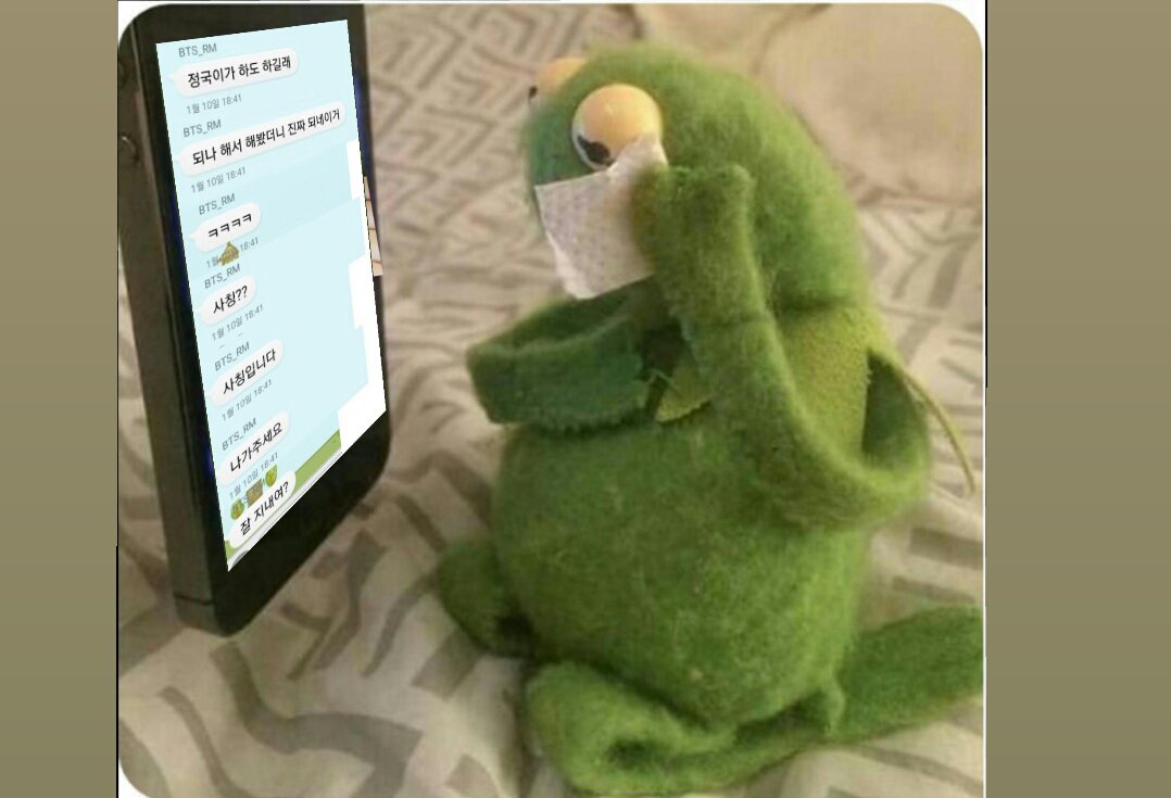 BTSuBTSmeifucan's tweet image. I-ARMY after joon created a fanchat on fancafe while we don&apos;t even know how to open a acc. On it
: Cries is ARMY.
#BTS #BTSARMY #iarmy #karmy #btsmemes @BTS_twt #btsmeme #fancafe #namjoon #namjoonchatroom #rm #rapmonster