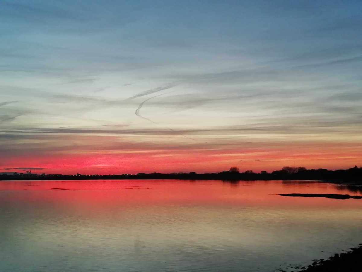 floodqueenGB's tweet photo. Finally caught the end of a stunning marbled sky sunset set over the calm of the UN Designated #LangstoneHarbour music choice for rest of the of journey home was #MarbleSun been looking out for a sky like this since #EveryThirdThought came out. Hear it live in Feb? @langstonehb https://t.co/8YMRazAUww