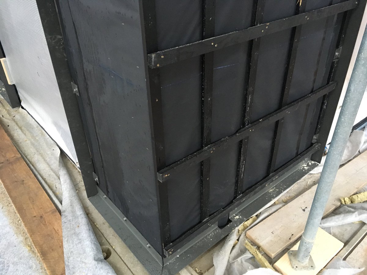 theunkelder's tweet photo. #circulairbouwen door onze vaklieden op ons project BSH 20E in Amsterdam Noord 
Gevel afgewerkt met azobe delen, gezaagd uit gebruikte damwand profielen. Opgesloten tussen stalen profielen een stukje maatwerk. https://t.co/VoaQ0Ldrcl