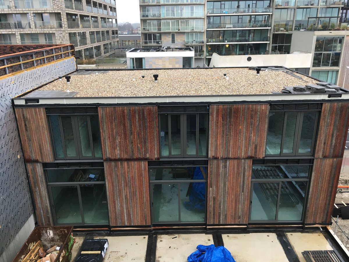 theunkelder's tweet photo. #circulairbouwen door onze vaklieden op ons project BSH 20E in Amsterdam Noord 
Gevel afgewerkt met azobe delen, gezaagd uit gebruikte damwand profielen. Opgesloten tussen stalen profielen een stukje maatwerk. https://t.co/VoaQ0Ldrcl