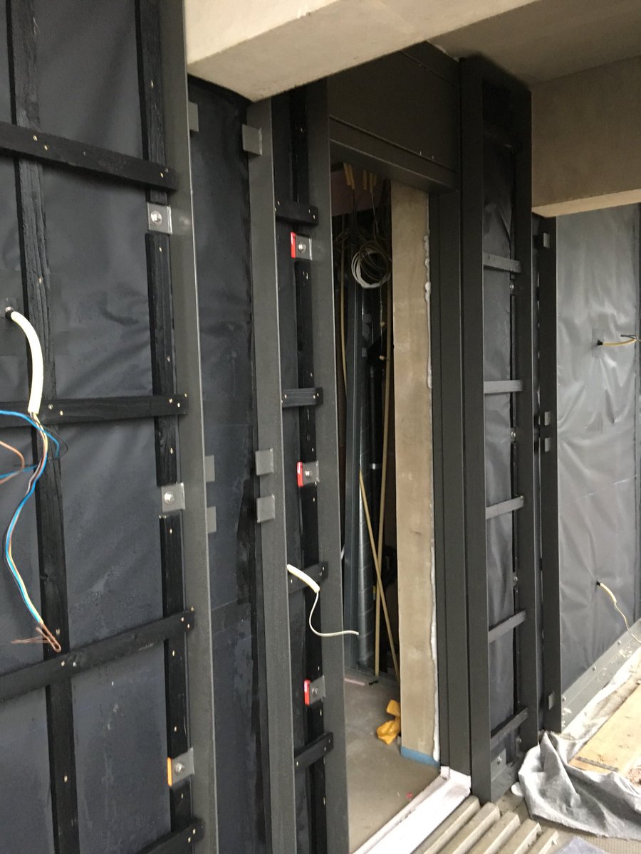 theunkelder's tweet photo. #circulairbouwen door onze vaklieden op ons project BSH 20E in Amsterdam Noord 
Gevel afgewerkt met azobe delen, gezaagd uit gebruikte damwand profielen. Opgesloten tussen stalen profielen een stukje maatwerk. https://t.co/VoaQ0Ldrcl