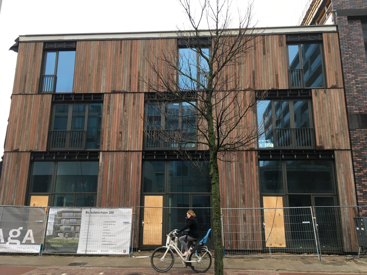 theunkelder's tweet photo. #circulairbouwen door onze vaklieden op ons project BSH 20E in Amsterdam Noord 
Gevel afgewerkt met azobe delen, gezaagd uit gebruikte damwand profielen. Opgesloten tussen stalen profielen een stukje maatwerk. https://t.co/VoaQ0Ldrcl