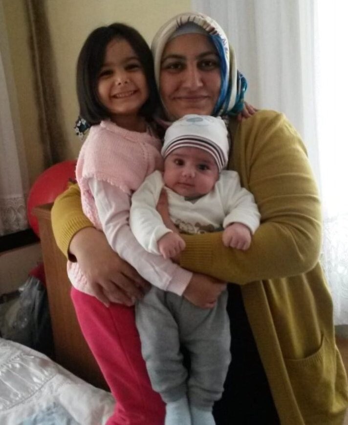 PersecutareTR's tweet photo. Habibe Cimen de 31 de ani a fost demisă din postul de profesor pe motiv că ar fi gulenistă. Ea s-a îmbolnăvit de cancer iar astăzi a murit. În urmă au rămas copiii în vârstă de 1 an și 5 ani. Din nefericire tatăl copiilor este închis de 8 luni. https://t.co/cpLHLjVTw3