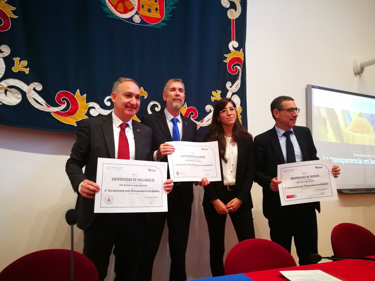 UMU's tweet photo. La UMU encabeza, junto a las universidades de Burgos y Valladolid, el ranking de transparencia de las universidades y las administraciones públicas españolas. Recoge el premio el #RectorUMU, @JoseLujanRector https://t.co/YNKSEf9bFH