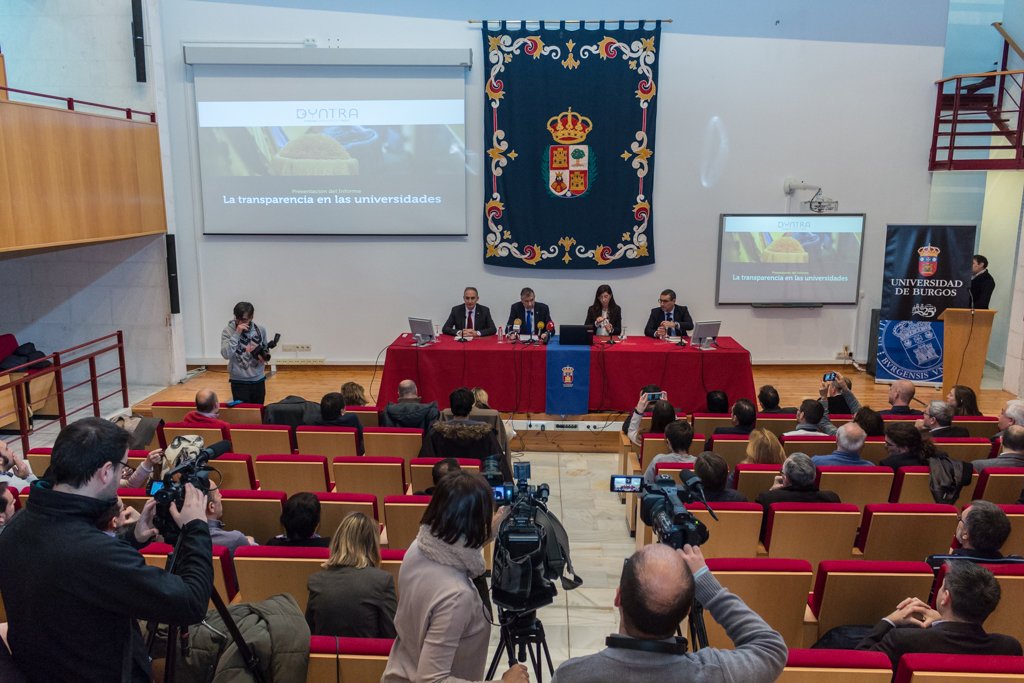 UMU's tweet photo. La UMU encabeza, junto a las universidades de Burgos y Valladolid, el ranking de transparencia de las universidades y las administraciones públicas españolas. Recoge el premio el #RectorUMU, @JoseLujanRector https://t.co/YNKSEf9bFH