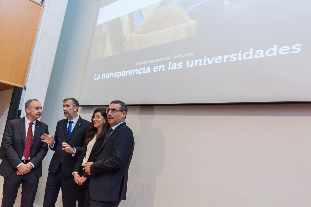 UMU's tweet photo. La UMU encabeza, junto a las universidades de Burgos y Valladolid, el ranking de transparencia de las universidades y las administraciones públicas españolas. Recoge el premio el #RectorUMU, @JoseLujanRector https://t.co/YNKSEf9bFH