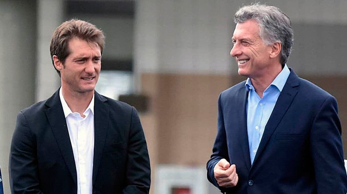 FlavioAzzaro's tweet photo. Tremenda discusión. @mauriciomacri demostró su calentura, que lo tiene muerto anímicamente y recluido en La Angostura (en parte porque no puede más con el país, pero principalmente por #Boca) y #Guillermo se plantó y lo responsabilizó a él y a #Angelici por ponerles a #Tevez. https://t.co/0SJ9rFKbd3