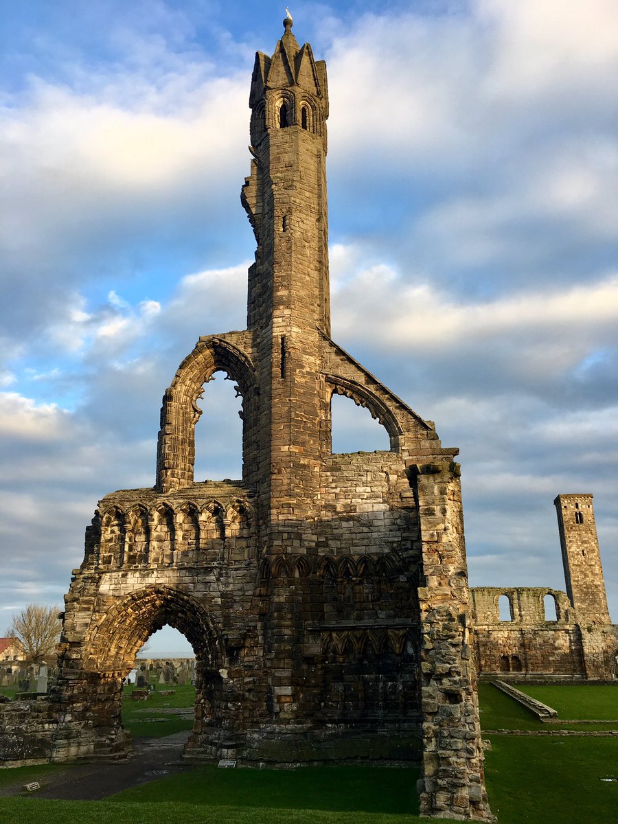 sophie_butcher_'s tweet photo. Golden skies in St Andrews at the end of another great @vmsg_uk meeting 🌞 #VMSG19 https://t.co/BwkZMdyOO5