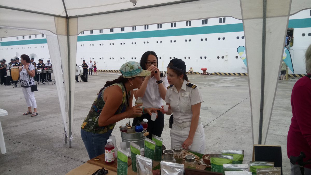 Marca_Ecuador's tweet photo. Recepción #Crucero Albatros en Puerto Guayaquil más de 500 pasajeros, en su mayoría de nacionalidad Alemana, disfrutando Productos #Premium&amp;sustainable Ecuatorianos Chocolates, Café, Bebidas, Sombreros de paja toquilla y #tagua #pajatoquillaecuador #cocoa #cafe #Ecuadormipais https://t.co/RYyEnV6yRk