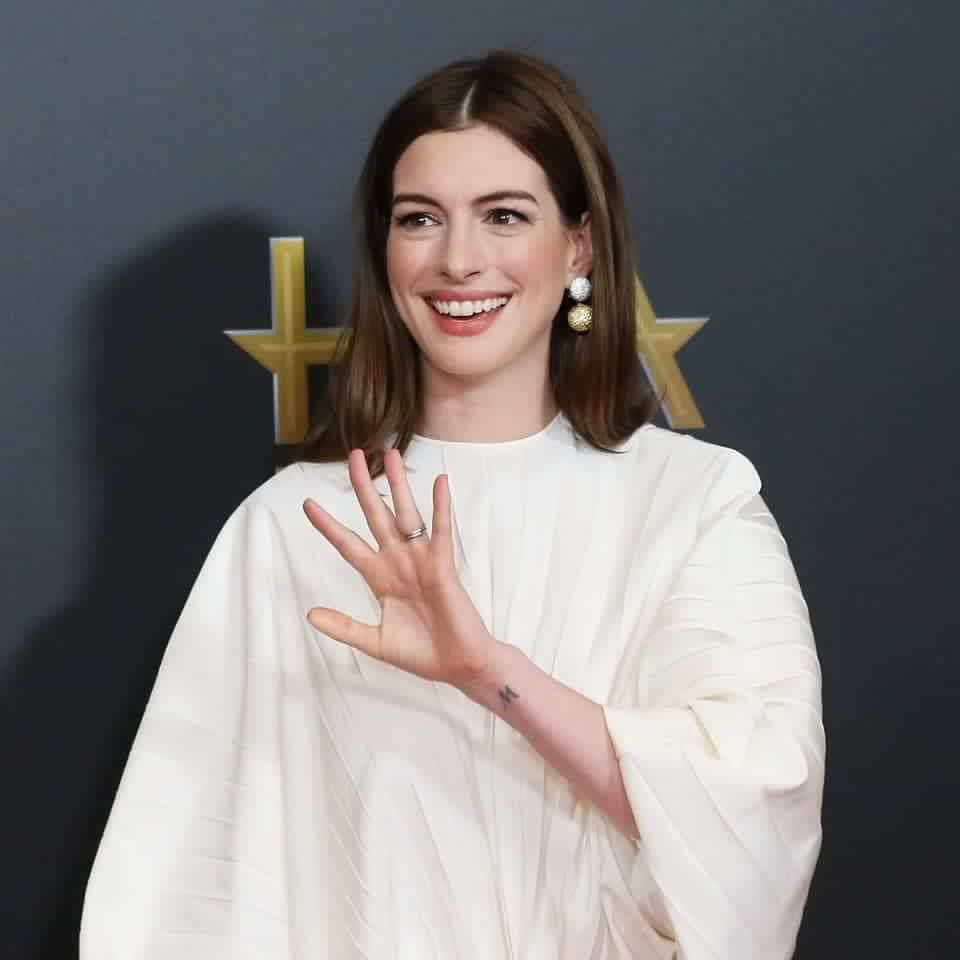 MerGarza's tweet photo. Anne Hathaway a los 19 años // Anne Hathaway a los 36 años. 

Es perfecta 😍 https://t.co/OMhqjlWt1f